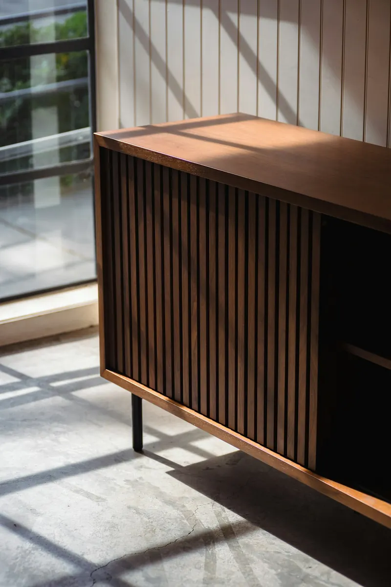 Тумба с реечными фасадами из тёмной древесины
